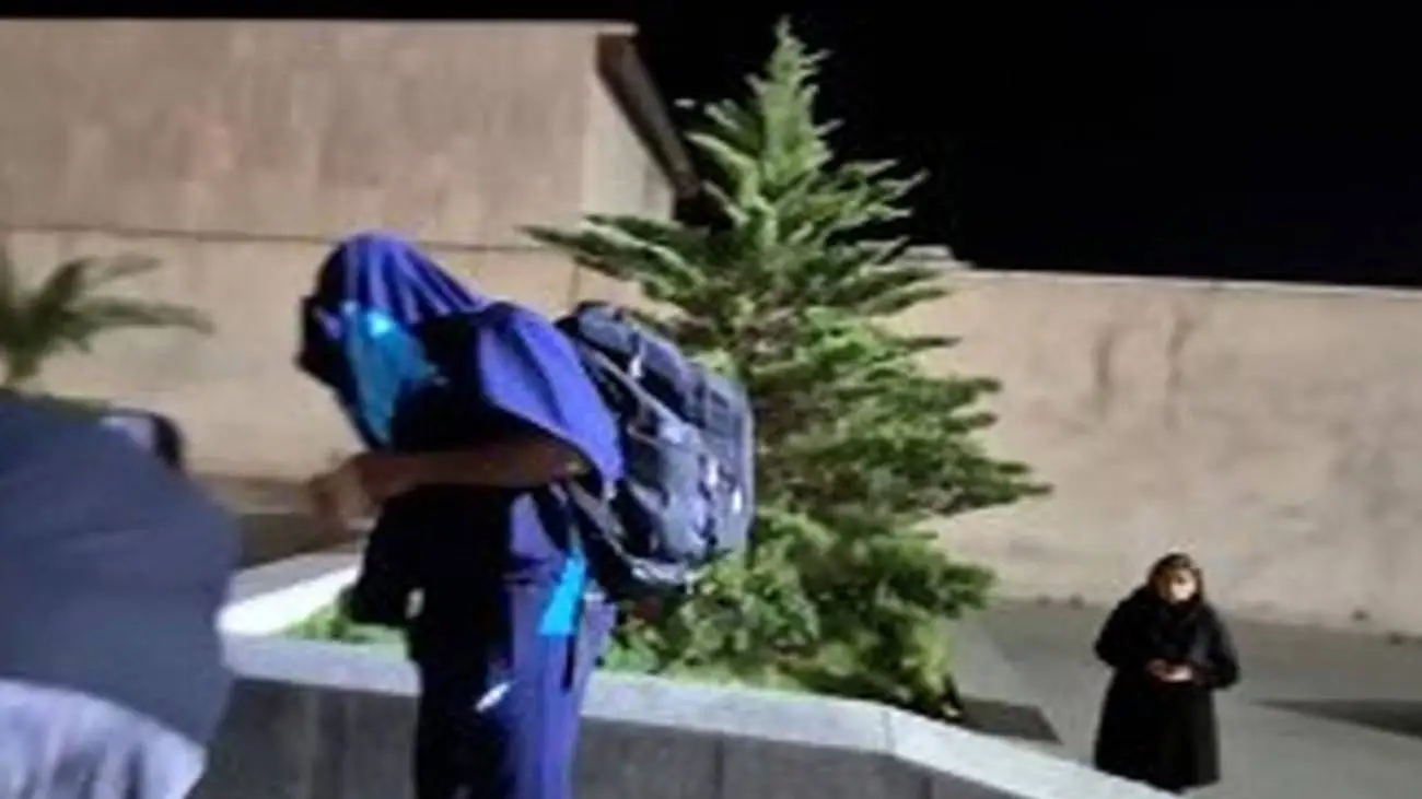 بینید  -  فرار نازون بازیکن خارجی استقلال از دست خبرنگاران بعد از شکست تحقیرآمیز