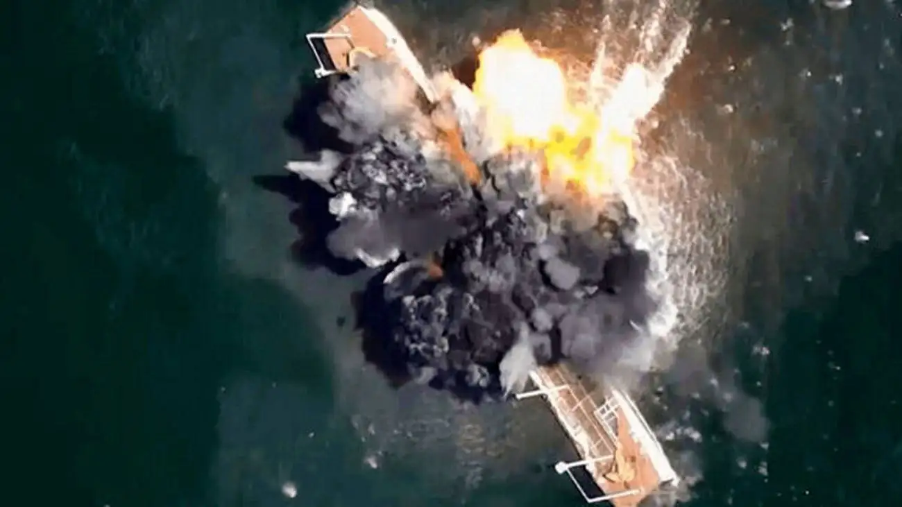 ویدیو  -   حمله ارتش آمریکا به یک شناور در اقیانوس آرام