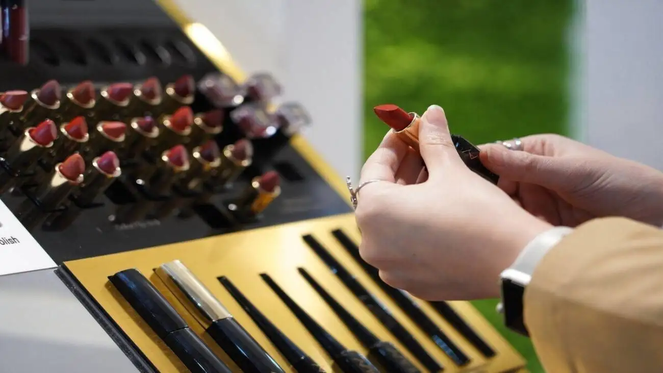 چرا در بارداری نباید آرایش کرد؟ ؛ عوارض آرایش در دوران بارداری