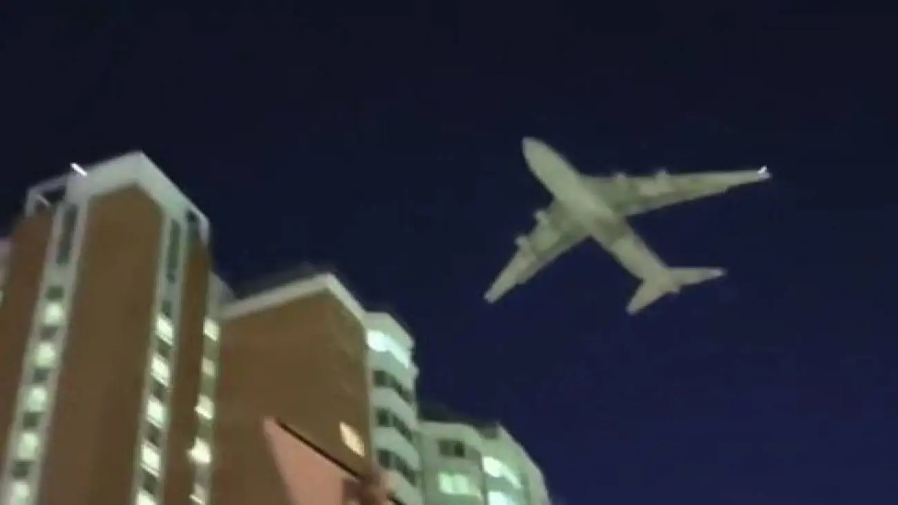 ویدیو  -  مشاهده هواپیمای باری در ارتفاع پایین بر فراز مسکو