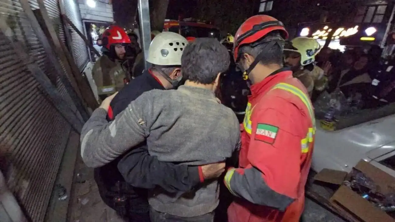 ویدیو  -  لحظه نجات ساکنان ساختمان سه طبقه فروریخته در یافت آباد توسط آتش نشانی