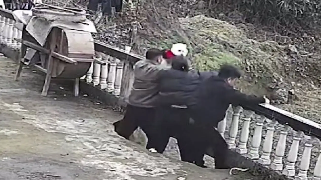 ویدیو  -  لحظه سقوط 3 نفر؛ ریزش جالب یک تراس!