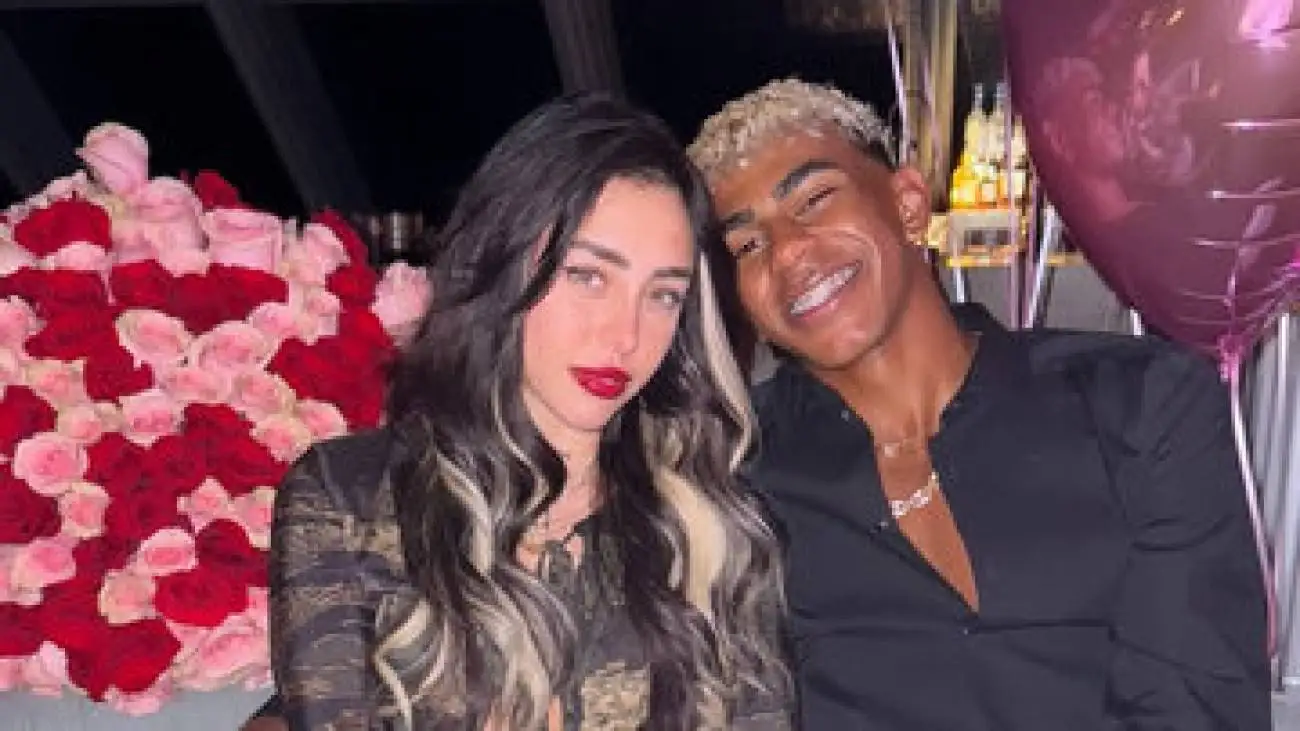 عکس -  لحظات عاشقانه یامال و نیکول در آسمان!