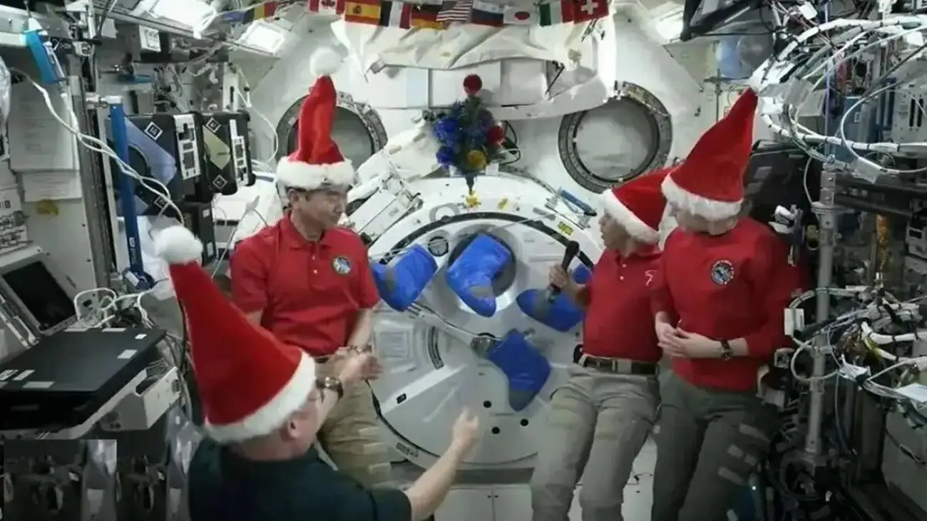 فضانوردان در فضا کریسمس را جشن گرفتند  -  عکس