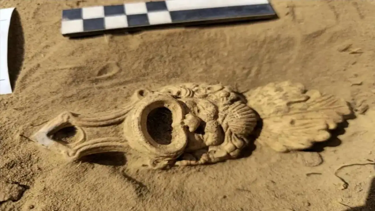 چراغ جالب باستانی در گورستان 1900 ساله  -  عکس