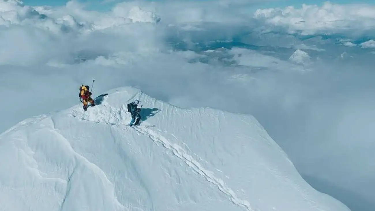 ویدیو  -  اسکی باز لهستانی بدون اکسیژن، اورست را فتح و مستقیم با اسکی پایین آمد