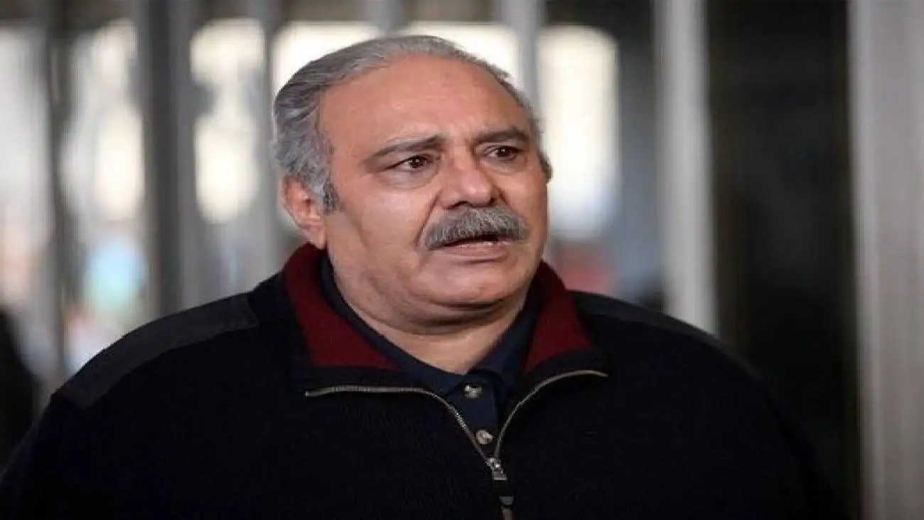 ویدیو  -  بی قراری و اشک های نوه مرحوم محمد کاسبی در مراسم خاکسپاری پدربزرگش