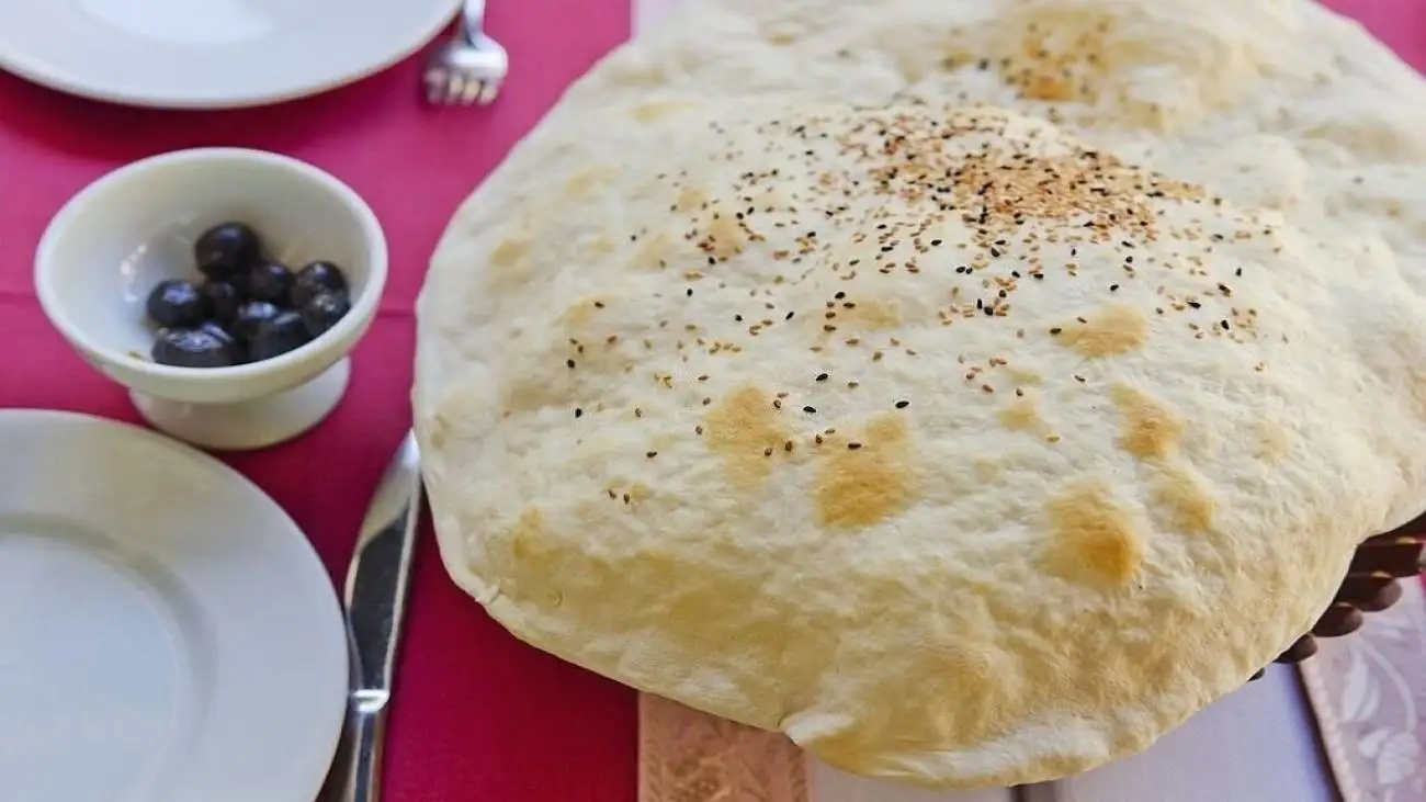 درست کردن نان یوخا؛ نان نازک و خوشمزه ثبت شده در لیست آثار ملی