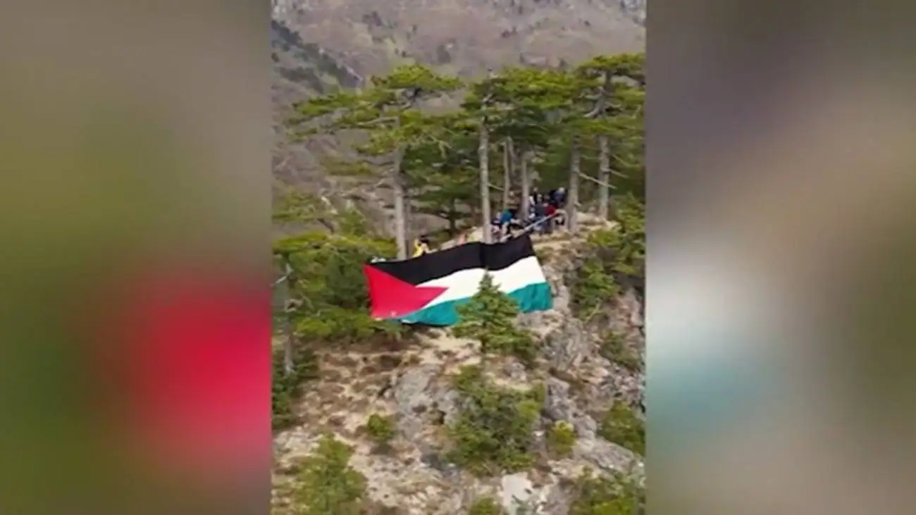 لحظه زیبای برافراشتن پرچم فلسطین بر فراز کوه های کانادا + ویدئو