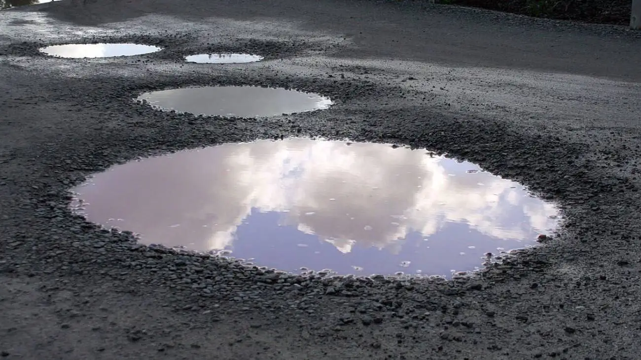 ویدیو  -  لحظه جالب سقوط زن جوان داخل چاله پر آب!