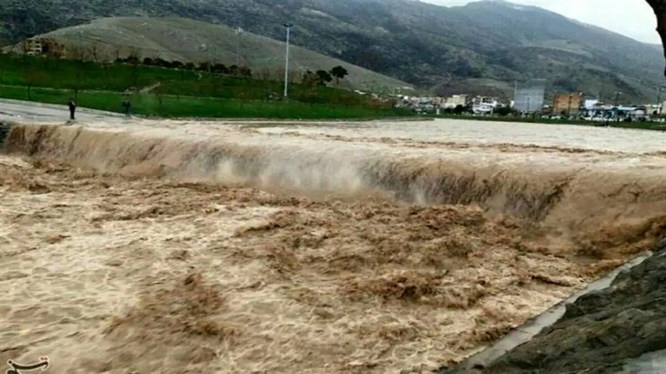ویدیو  -  لحظه ناگوار گرفتار شدن و سقوط موتورسوار در سیل روستای ده غیبی مشهد