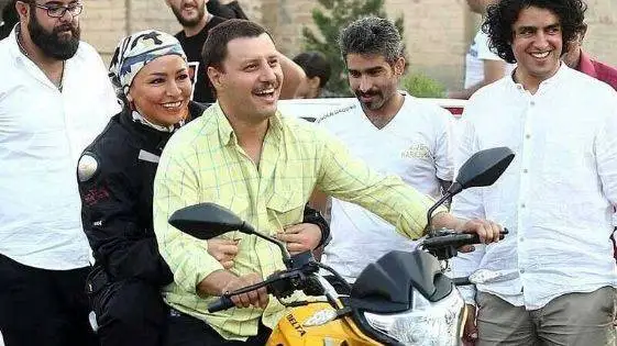 جواد عزتی : در خونه اجاره ای در دهِ ونک زندگی میکنم!  -  ماهانه150 تومن کرایه خانه می دهم!