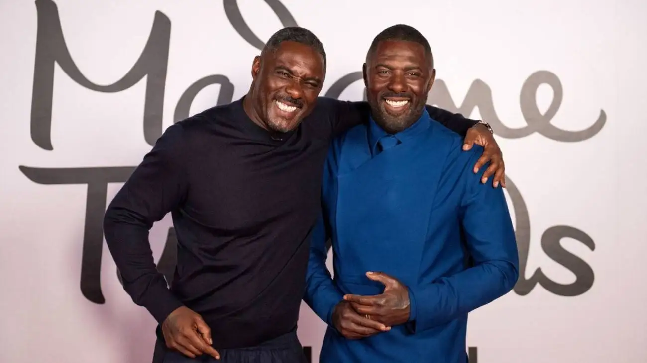 حرکت جالب بازیگر معروف در مراسم رونمایی از مجسمه اش  -  ویدئو