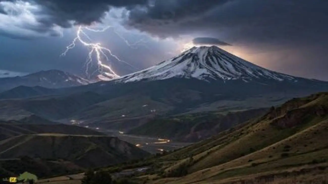 تصویر  -  رد نور ستاره های صورت فلکی شکارچی بر فراز دماوند در مدت 20 دقیقه عکاسی