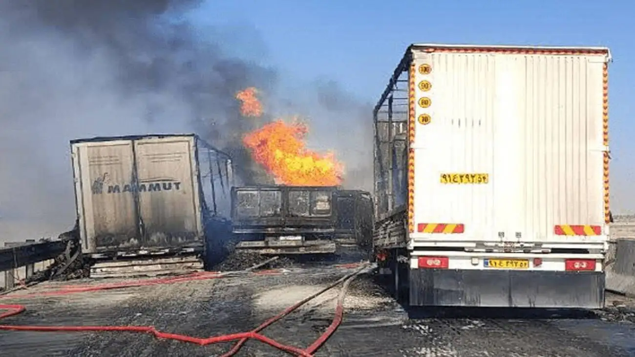 ویدیو  -  انفجار تانکر سوخت در یزد در تصادف 4 خودروی سنگین