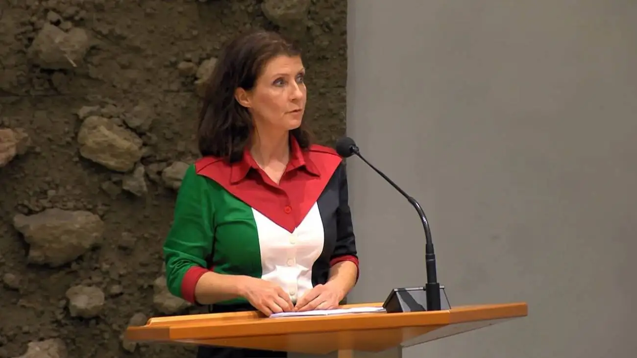 ویدیو  -   نمایندهٔ زن هلندی با یک لباس، مجلس را به هم ریخت