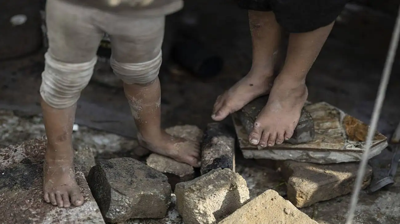 طوفان و باران شدید و وضع ناگوار یک خانواده  + ویدئو