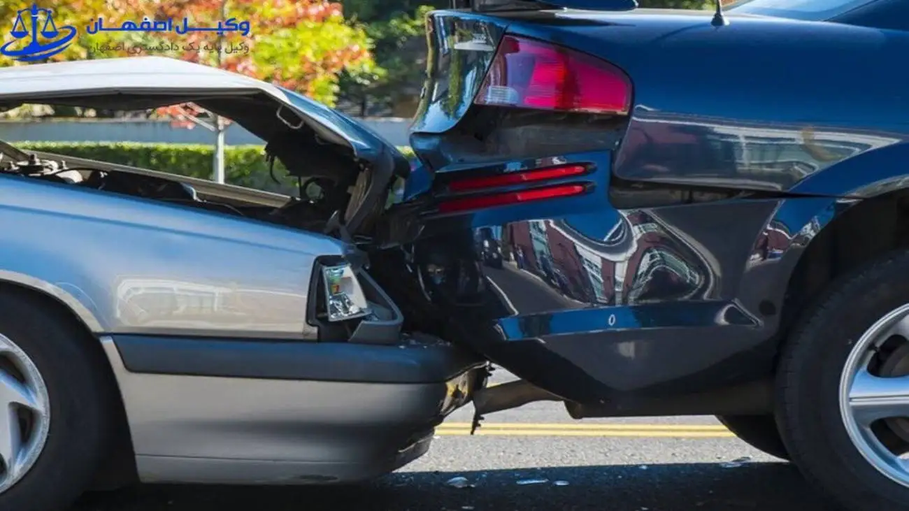 ویدیو  -  لحظه نصف شدن خودرو پس از تصادف شدید با تیر برق در بزرگراه!