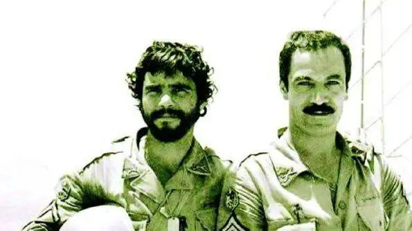 عکس سفر در زمان  -  (سعید راد، ناصر ملک مطیعی، بیک ایمانوردی و سپیده) در کنار هلی کوپتر شینوک هوانیروز  -  سال 56