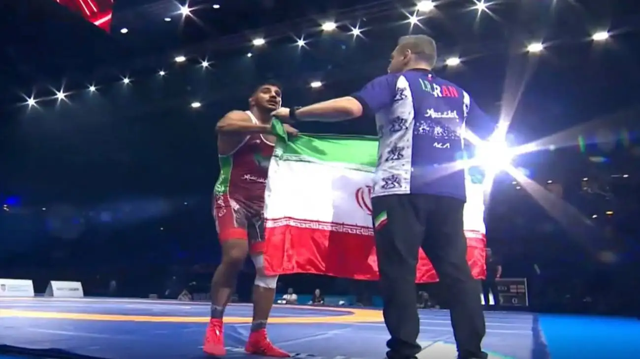 ویدیو  -  لحظه تعظیم فرخی به پرچم جمهوری اسلامی ایران بعد از کسب مدال طلا