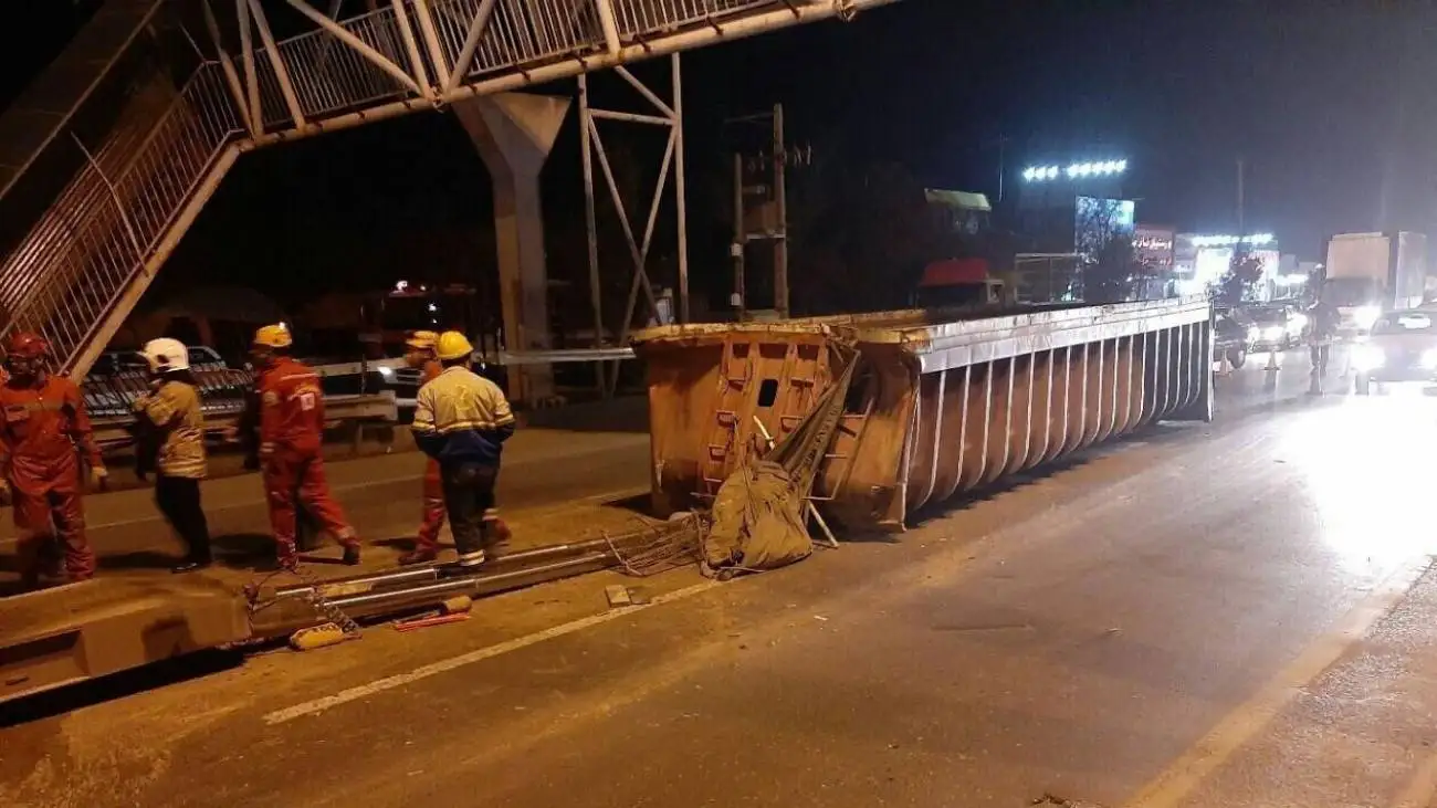 ویدیو  -  لحظه نشست جاده و سقوط کامیون هنگام عبور از پل در محور سیریک-جاسک