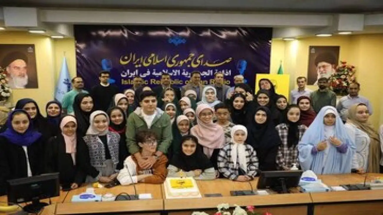 تولد سه سالگی باشگاه نوجوانان با حضور حدود یکصد نوجوان -  تجلیل از اعضای برنامه (جورواجور)