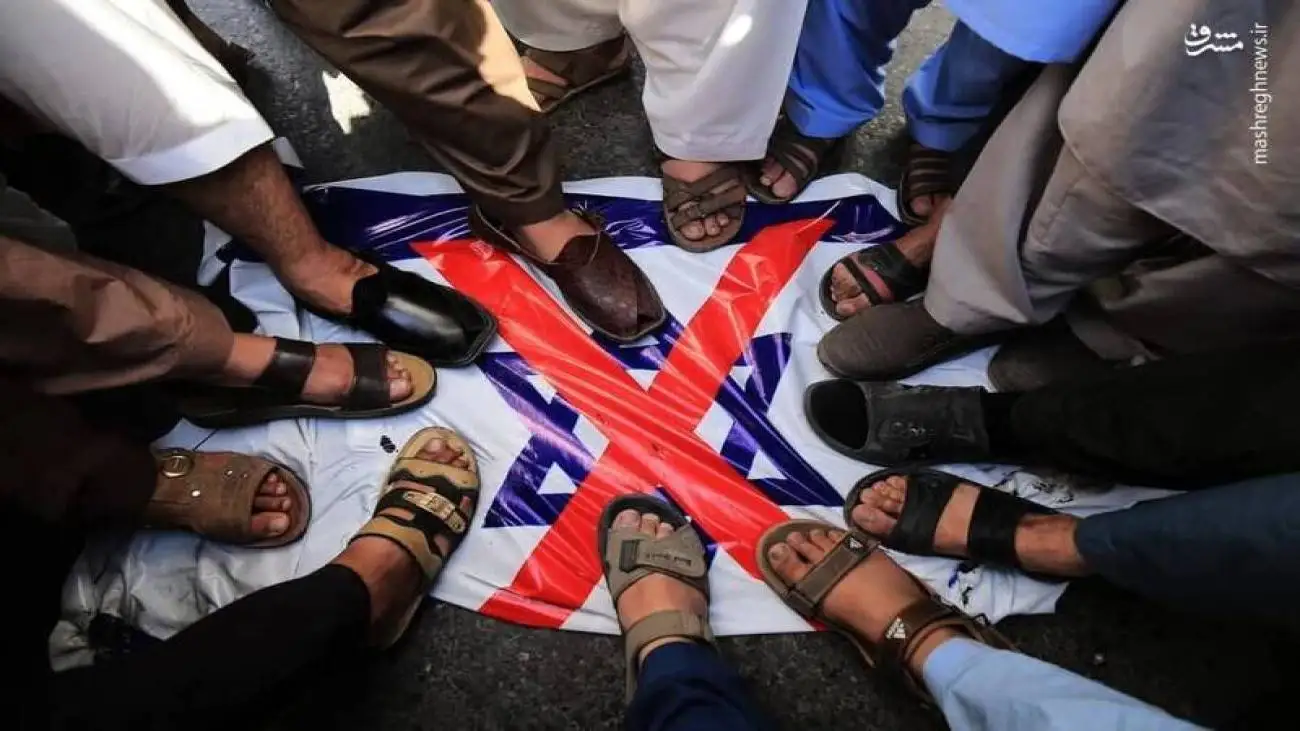 ویدیو  -  بوسه دانشجویان پاکستانی بر پرچم ایران و آتش زدن پرچم اسرائیل