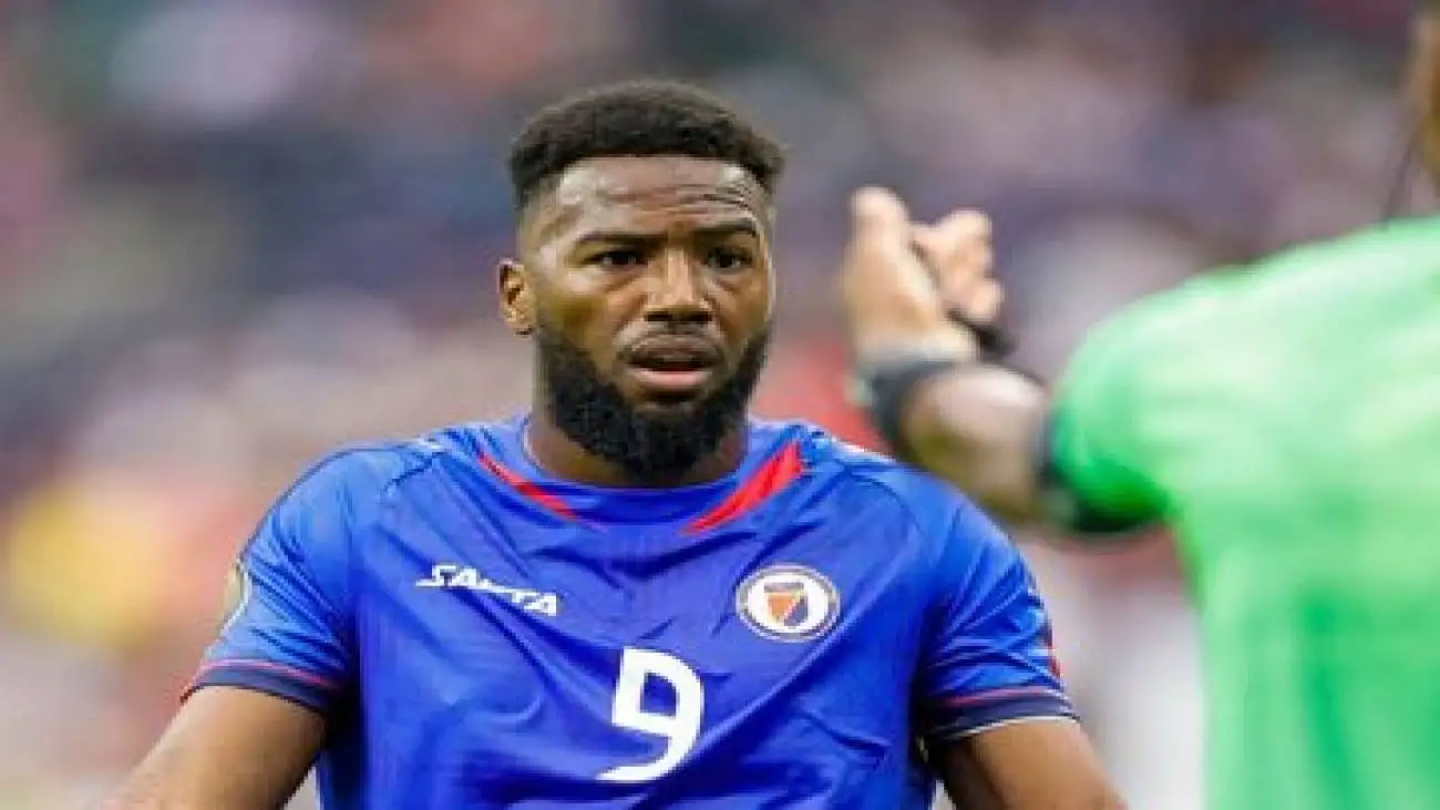 عکس -  استیل گنگ مهاجم استقلال با سیگار برگ پس از صعود به جام جهانی