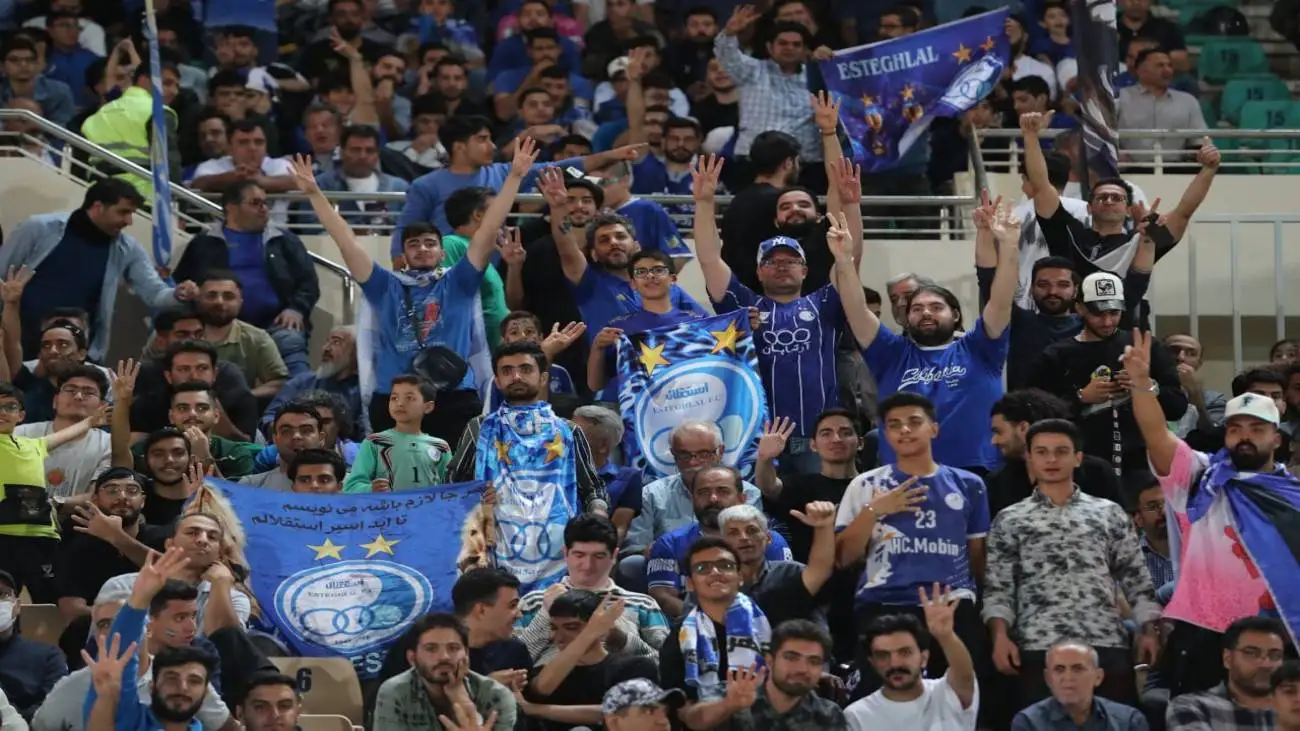 ویدیو  -   شعار "درویش حیا کن پرسپولیس رها کن" توسط هواداران استقلال!