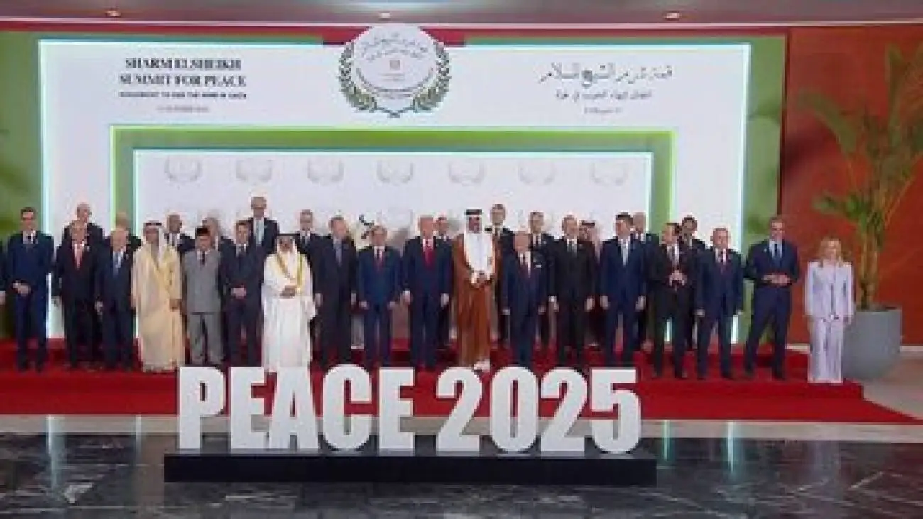 تصویر  -  یک مهمان جالب در مراسم صلح غزه در شرم الشیخ؛ این چهره ورزشی کیست و در کنار رهبران سیاسی چه می کند؟