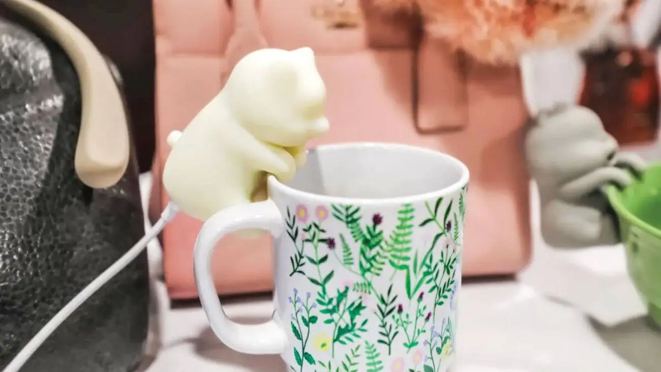 این گربه چای شما را فوت می کند تا خنک شود!