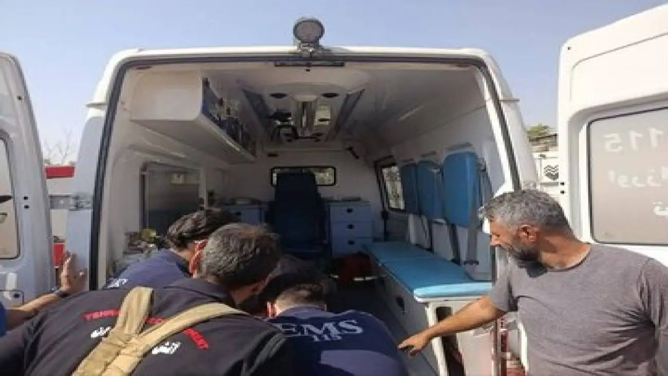 سقوط کارگر جوان به داخل چاه 12 متری در خیابان دماوند - عکس