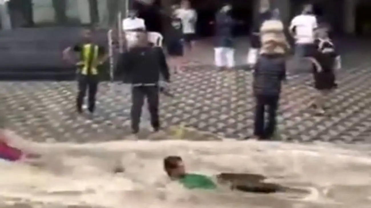 ویدیو  -  شادی زاید الوصف مردم جده از بارش باران