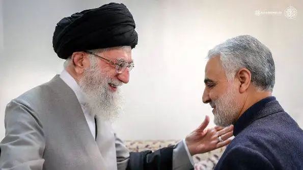 ویدیو  -  واکنش رهبر انقلاب  به سردار سلیمانی وقتی  از واژه هرکول برای  یک جوان هیکلی استفاده کرد: این واژه که آمریکائیه به جاش...