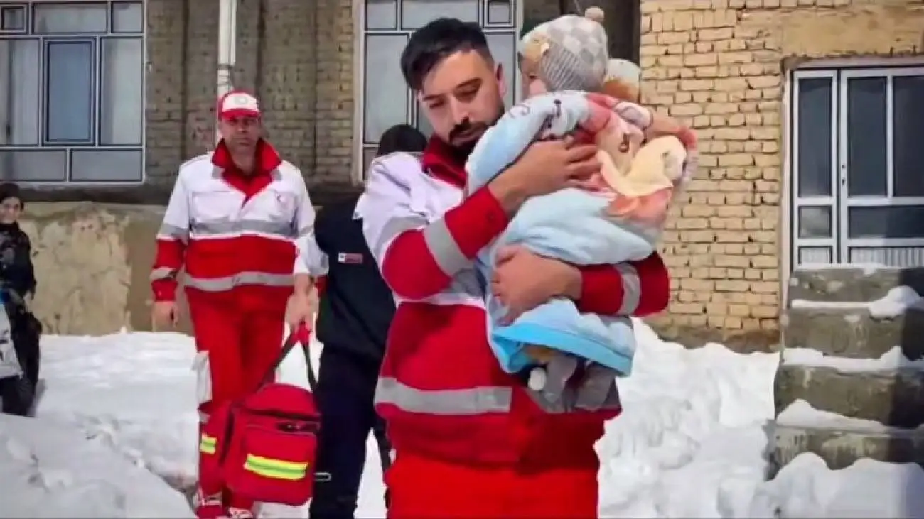 امدادگران هلال احمری کودک هفت ماهه را نجات دادند
