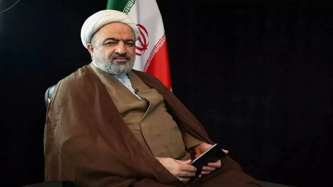کنایه روزنامه اصولگرا به رسایی: در دیدگاه های خود نسبت به رهبری تجدیدنظر کنید