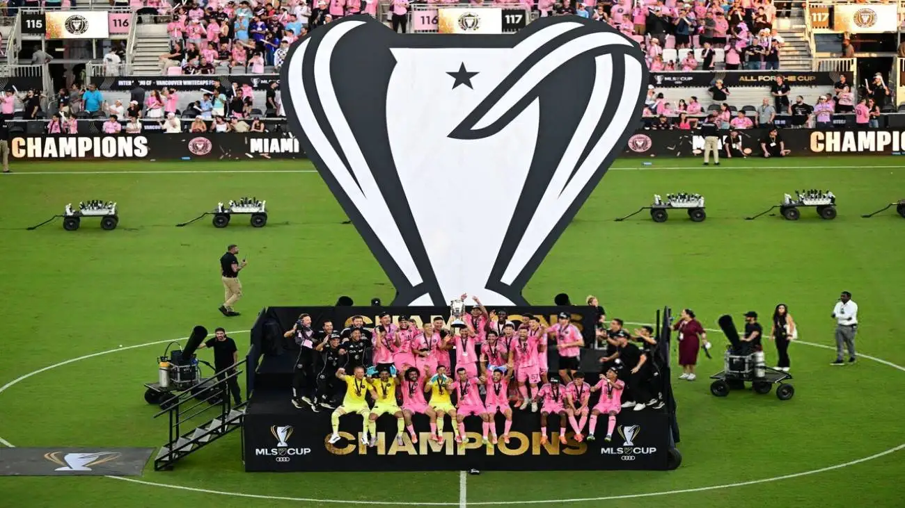 تصویر  -  ژست عاشقانه بکام و ویکتوریا با جام قهرمانی