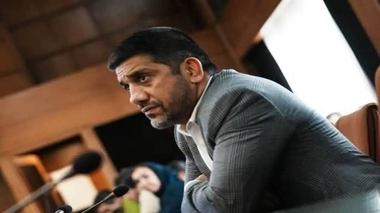 دبیر: آب و دونش دادیم که رسیده به اینجا حالا کجا برود؟  -  من همه زورم را می زنم تا معصومی نرود