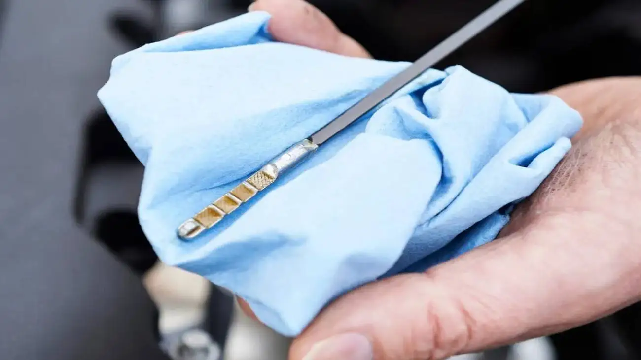 اشتباهات رایج در اندازه گیری روغن موتور خودرو + روش درست