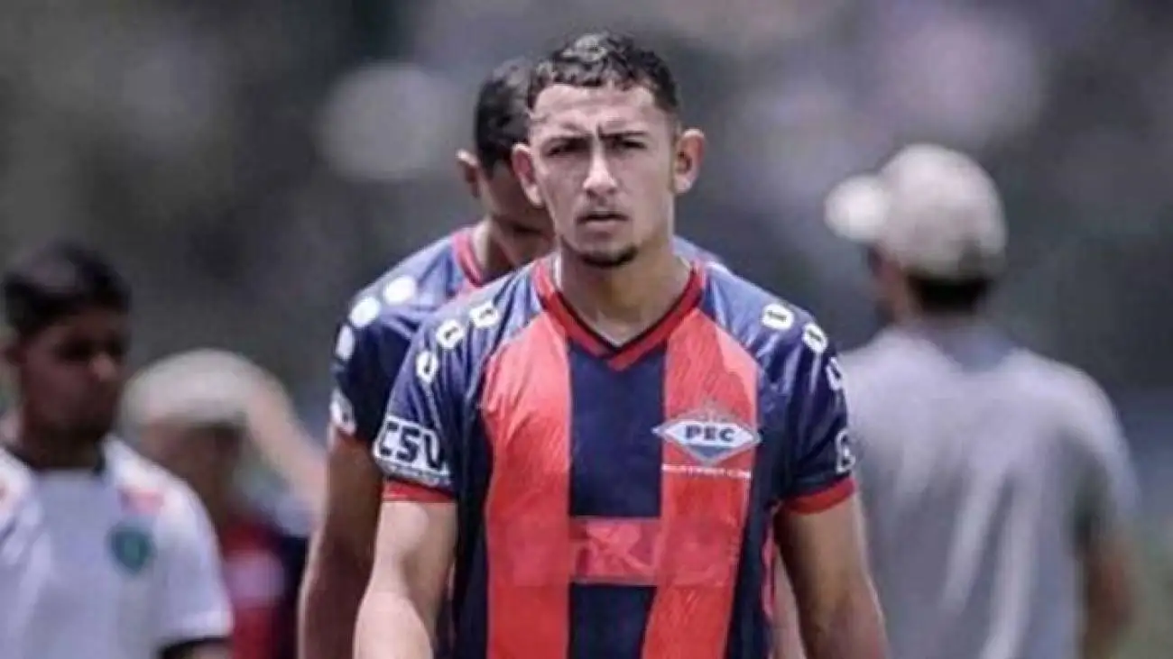 ویدیو  -  لحظه ناگوار مرگ فوتبالیست برزیلی پس از تصادف با گاو!