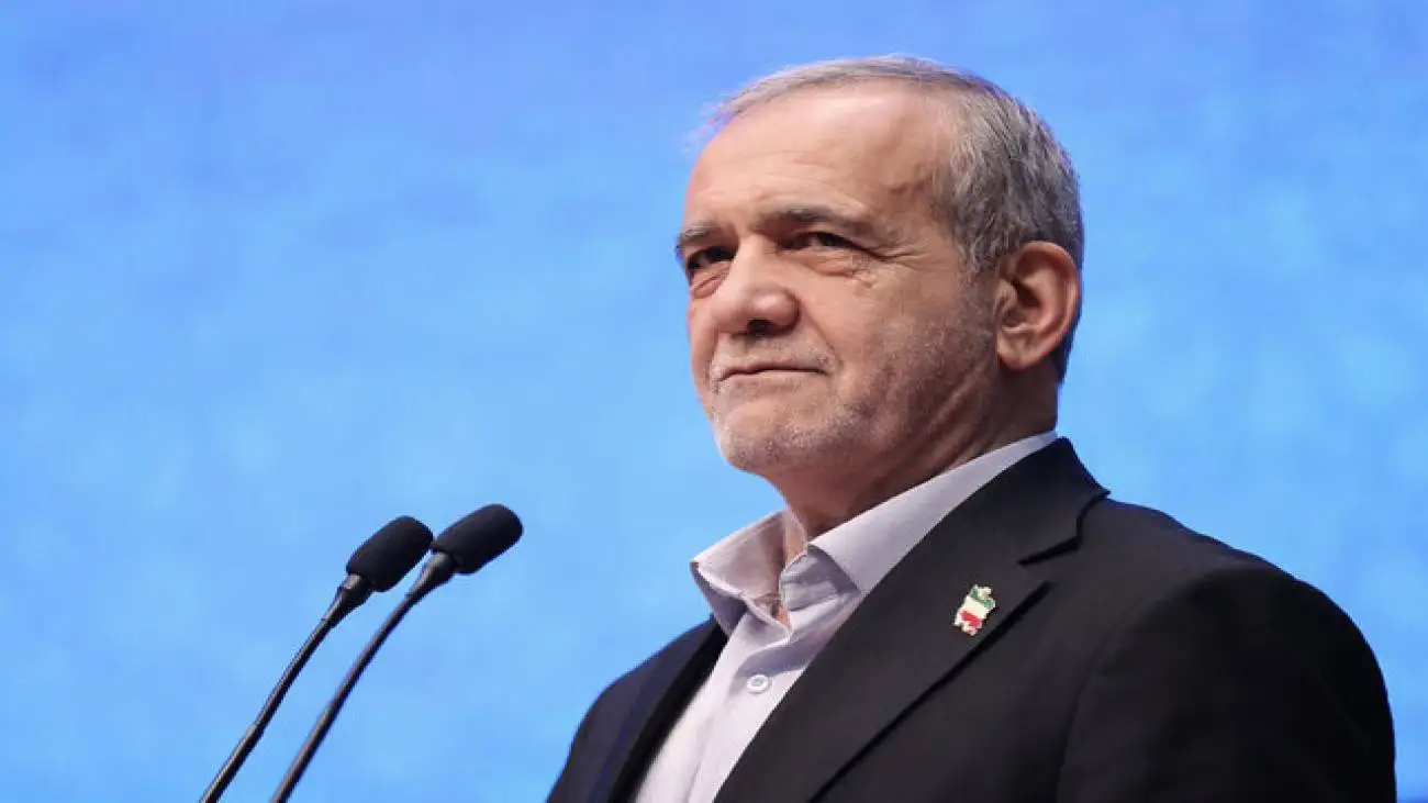 خوش و بش پزشکیان و امیر موسوی در مراسم دومین سالگرد بازگشت ناوگروه 86 نیروی دریایی ارتش  -  ویدئو