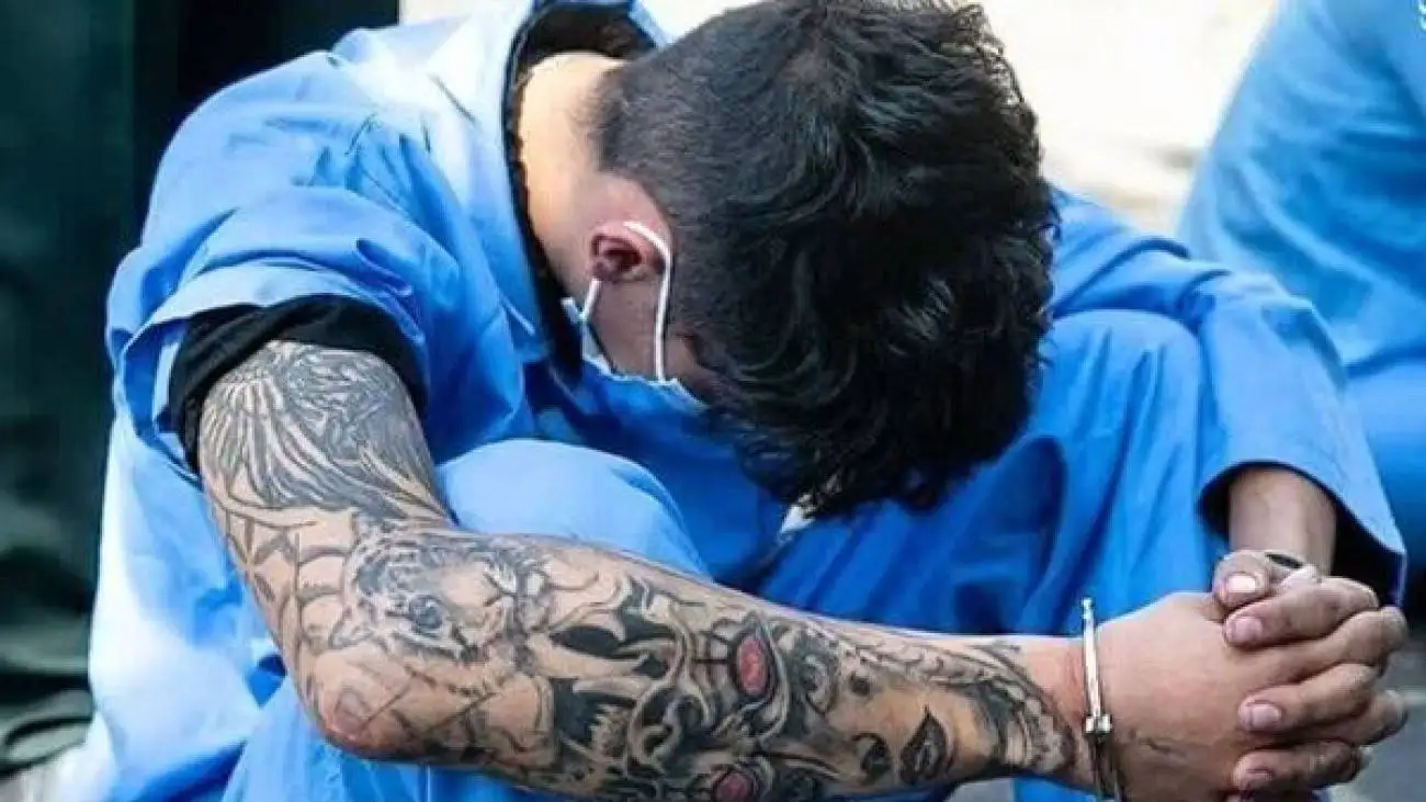 ویدیو  -  اوباش موادفروش اطراف دانشگاه سوهانک بعد از تیرخوردن از پلیس: غلط کردیم!