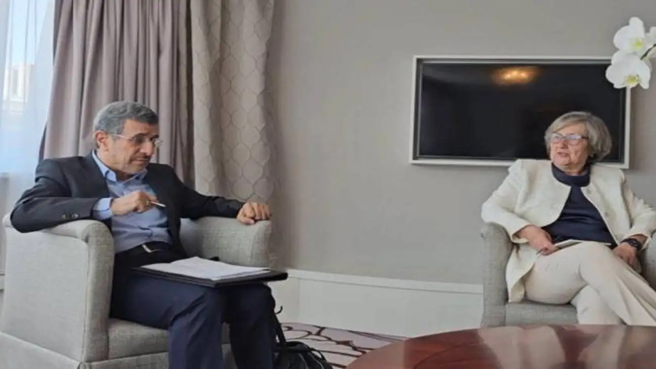 ویدیو  -  بررسی تحولات زیست محیطی در میزگردی با حضور دکتر احمدی نژاد در بوداپست