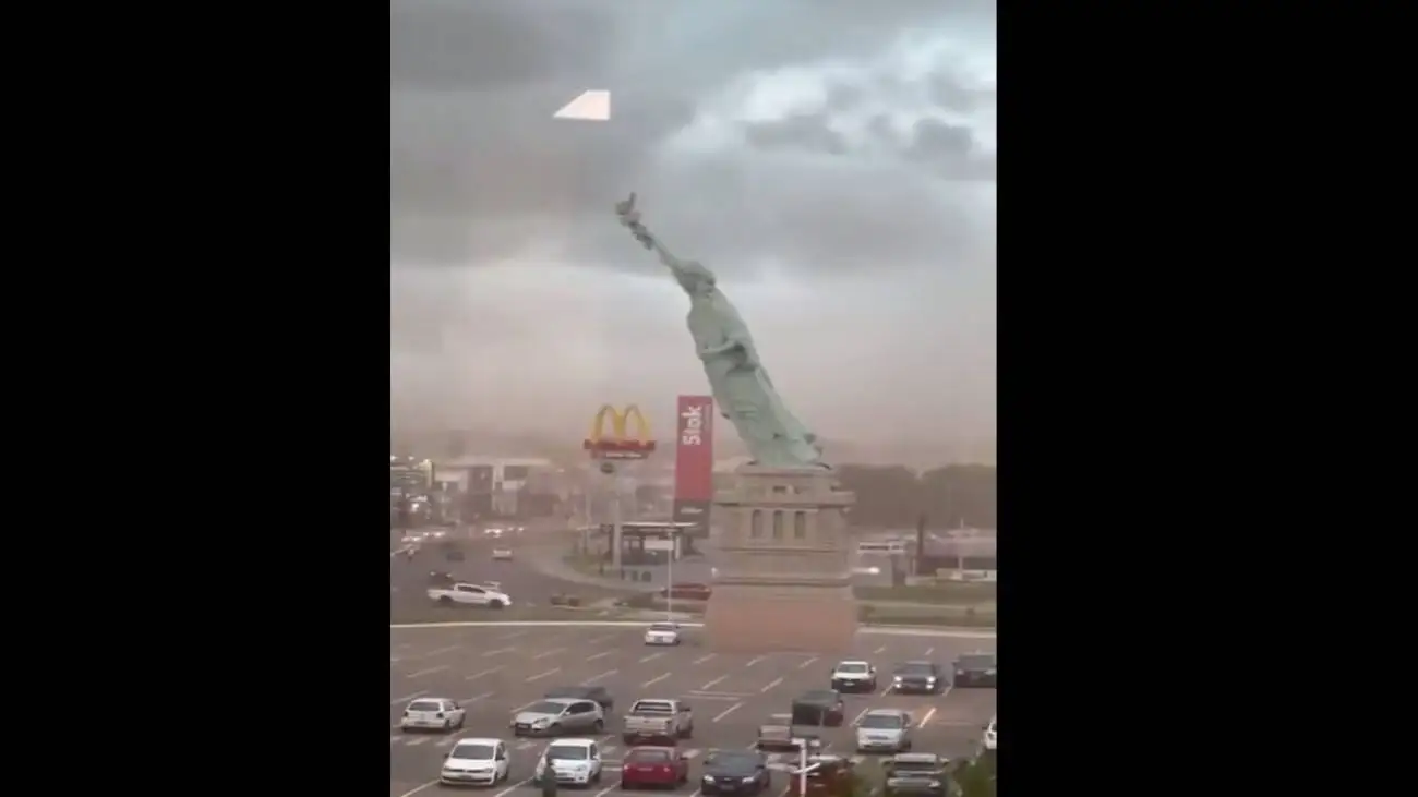 سقوط ناگوار در برزیل + ویدئو  -  لحظه افتادن ماکت مجسمه آزادی