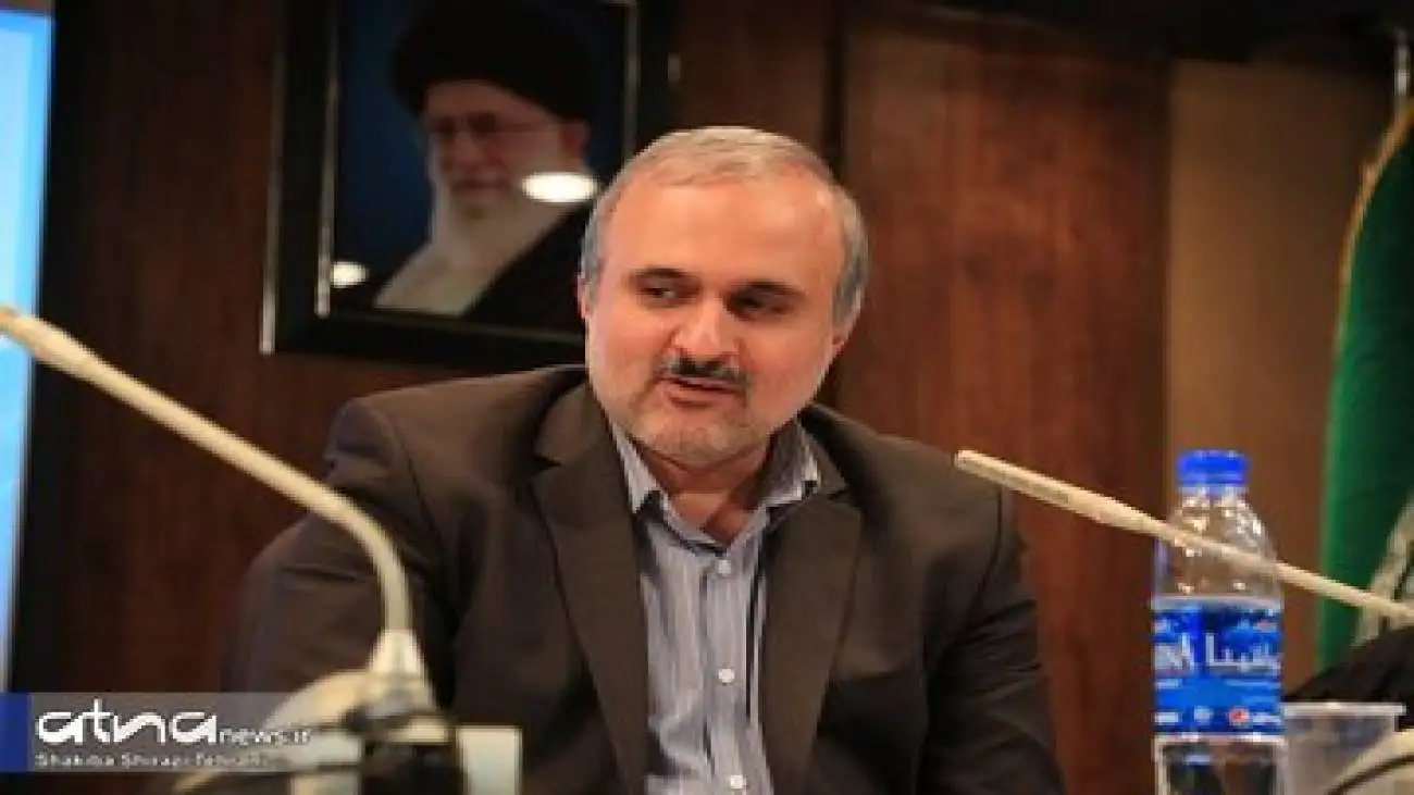 محمد ناصر حقیقت به سوگ مادرش نشست