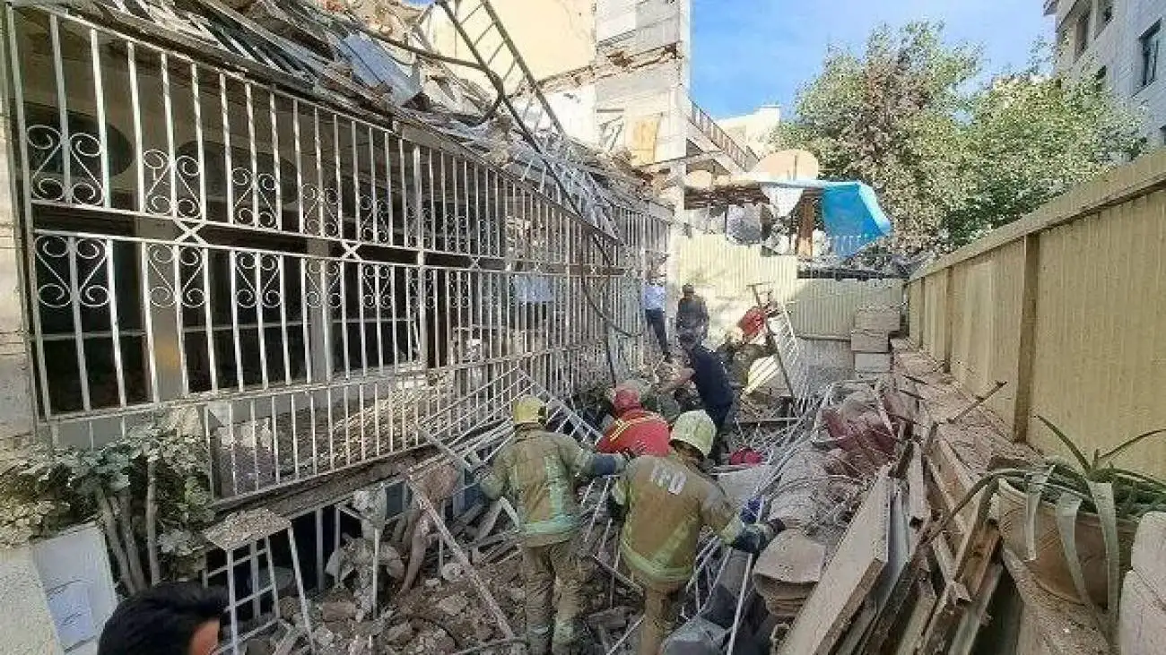 ویدیو  -  جزئیات حادثه ریزش ساختمان قدیمی در خیابان جمهوری