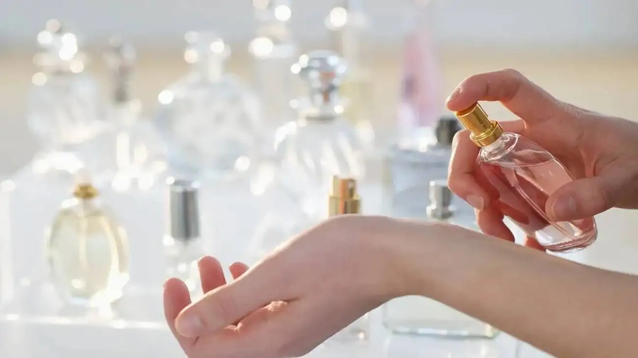 بهترین نقاط بدن برای عطر زدن  -  چطور عطر بزنیم که ماندگاری اش بیشتر شود؟