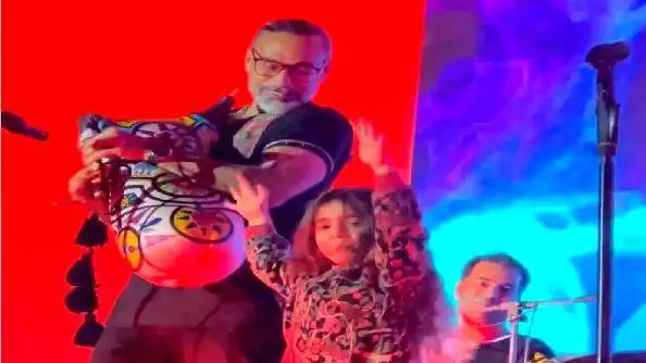 فیلم آواز باشکوه در کنسرت نی انبان محسن شریفیان  -  دختربچه فرفری کنسرت و گرفت دستش چه میرقصه!