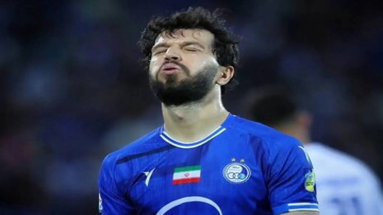 عکس -  ستاره استقلال پا به توپ شد