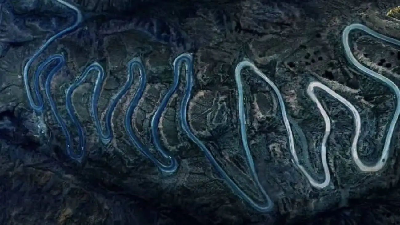 کمتر کسی جرأت پیمودن پر پیچ ترین جاده ایران را دارد؛ فیلم این جاده را از ارتفاع 700 متری   شاهکاری آرمیده بر دامن کوه های البرز